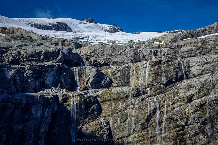 The many waterfalls in the cirque basin (roughly 15 in total)